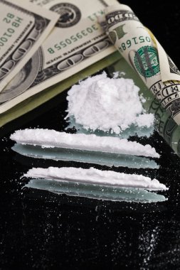 Kokain uyuşturucu natürmort ayna ile haddelenmiş 100 dolarlık kazık