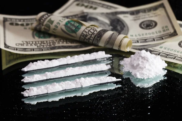 Drogas de cocaína amontoam vida morta em um espelho com rolou 100 dólares — Fotografia de Stock