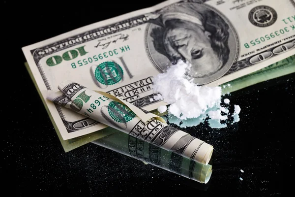Kokain uyuşturucu natürmort ayna ile haddelenmiş 100 dolarlık kazık — Stok fotoğraf