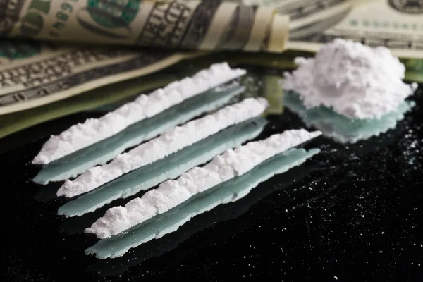Кокаїн наркотики купа натюрморт на дзеркалі з прокатом 100 доларів — стокове фото