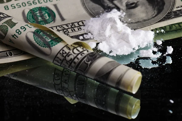 Drogas de cocaína amontoam vida morta em um espelho com rolou 100 dólares — Fotografia de Stock