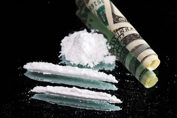 Cocaïne drogues tas nature morte sur un miroir avec roulé 100 dollars — Photo