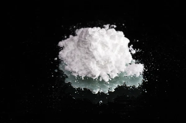Drogas de cocaína amontonadas en un espejo negro, vista de cerca —  Fotos de Stock