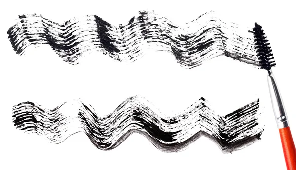 Curso de rímel preto com pincel aplicador, isolado em branco — Fotografia de Stock
