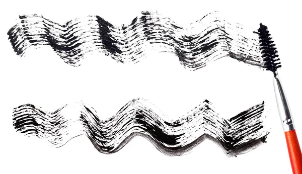 脑卒中的黑色睫毛膏涂抹器刷上白色隔离 — 图库照片