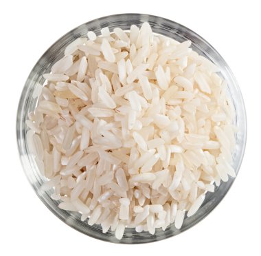 küçük cam kapta, cilalı pirinç uzun öbek üzerinde beyaz izole