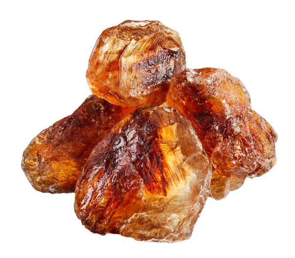 Коричневый кусок сахарного тростника, изолированный на белом макросе
