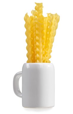 Seramik kupa, pişmemiş makarna demet kompozisyon üzerinde beyaz izole