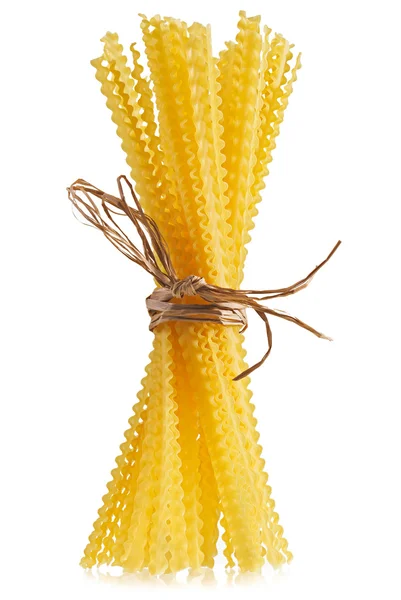 Композиція сирої макарони, пов'язана з соломою, ізольована на білому — стокове фото