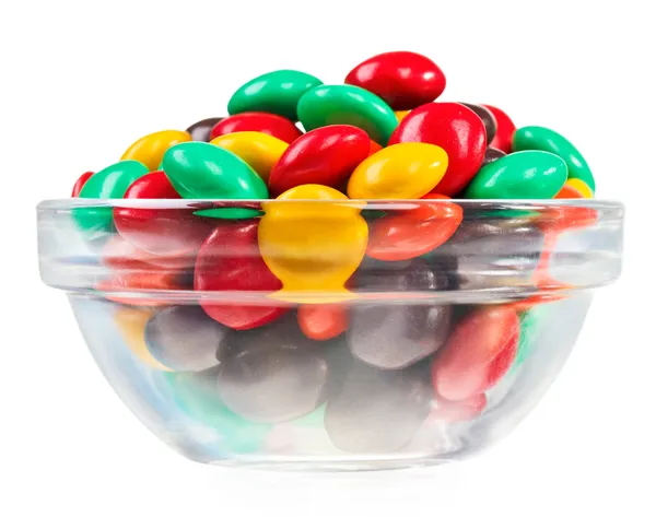 Dulces de bombón multicolor (caramelos de bola) en cuenco de vidrio, aislados — Foto de Stock