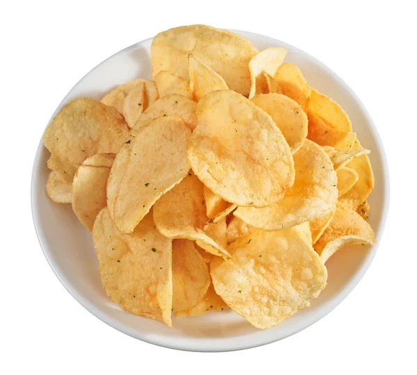 Картофельные чипсы на тарелке, изолированные на белом — стоковое фото