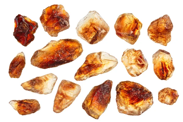 Hnědé kusové třtinového cukru krystaly, izolovaných na bílém makro — Stock fotografie