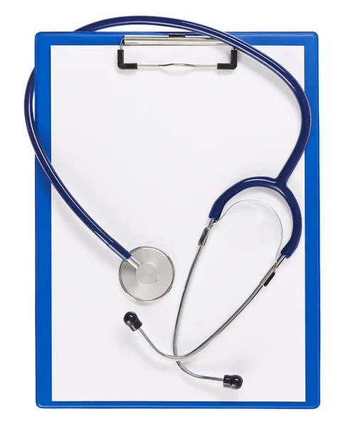 Blaues medizinisches Klemmbrett mit Stethoskop isoliert auf weiß — Stockfoto