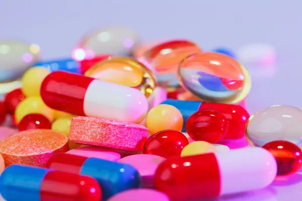 Comprimidos, comprimidos e drogas vista macro, conceito médico — Fotografia de Stock