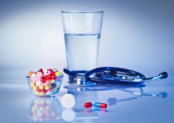 Pastillas y tabletas macro bodegón en blanco azul, terap médica —  Fotos de Stock
