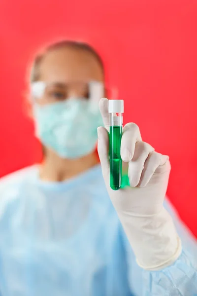 Tubos de ensayo médicos con primer plano de la muestra de líquido en la mano del médico — Foto de Stock