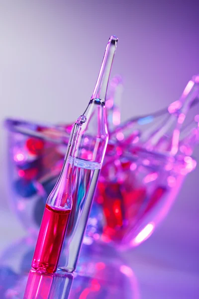 Ampollas médicas bodegón en vivos colores violeta — Foto de Stock
