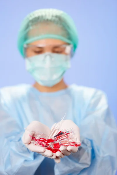 Arts (vrouw) houden veel medische ampullen in haar handen — Stockfoto