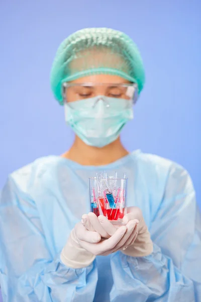 Médico (mulher) segurando muitas ampolas médicas em suas mãos — Fotografia de Stock