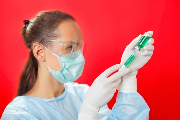 Mujer joven médico preparando la inyección con ampolla y jeringa —  Fotos de Stock
