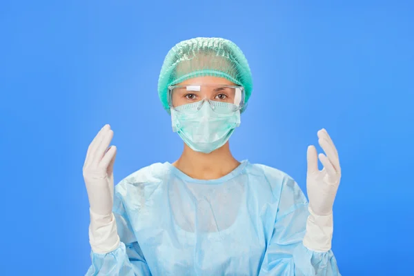 Jovem belo cirurgião médico (mulher) antes da operação em azul — Fotografia de Stock