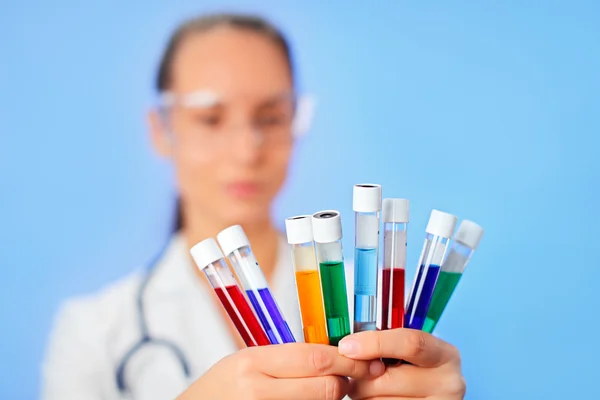 Doktor elinde sıvı örneği ile çok renkli tıbbi test tüpleri — Stok fotoğraf