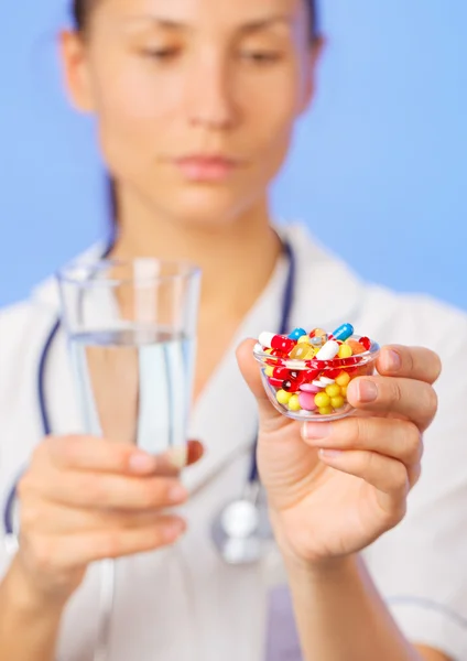 Δισκία, χάπια και φάρμακα σωρού στο χέρι του γιατρού, closeup θέα — Φωτογραφία Αρχείου