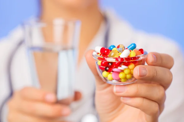 Prášky, tablety a drogy haldy v rukou lékaře, detailní pohled — Stock fotografie