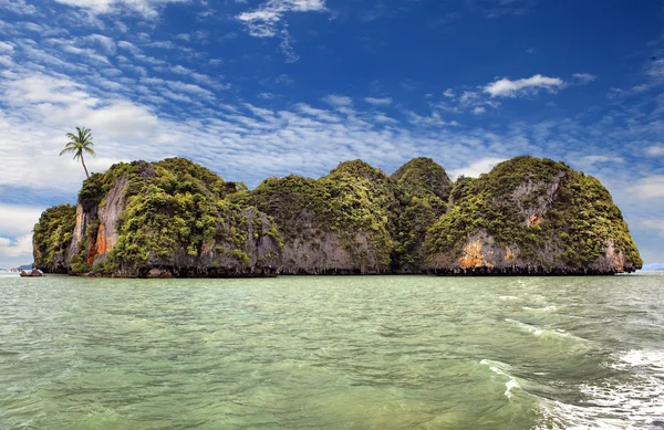 Wunderschöne Insel mit einer Palme am Meer, Thailand — Stockfoto