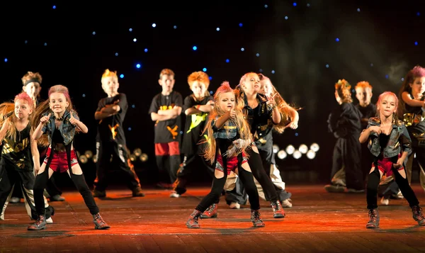 Vitebsk, Bělorusko - 1. července: výkon taneční skupina "belka" — Stock fotografie