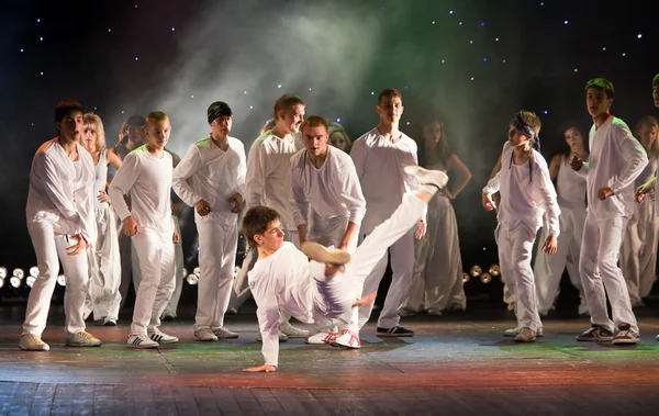 VITEBSK, BELARUS - 1 DE JULIO: Actuación del grupo de baile "Belka " —  Fotos de Stock