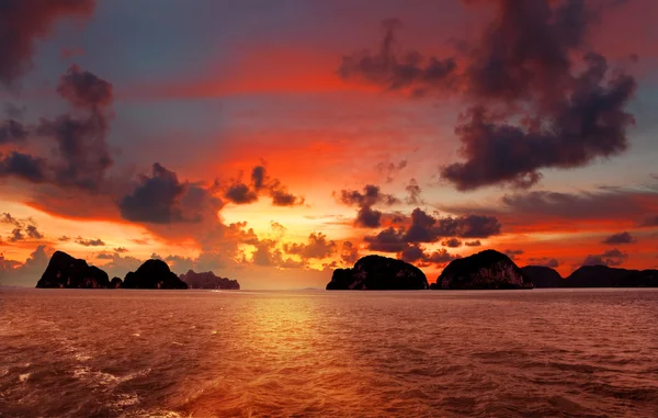 Hermosa decadencia en el mar, Tailandia — Foto de Stock