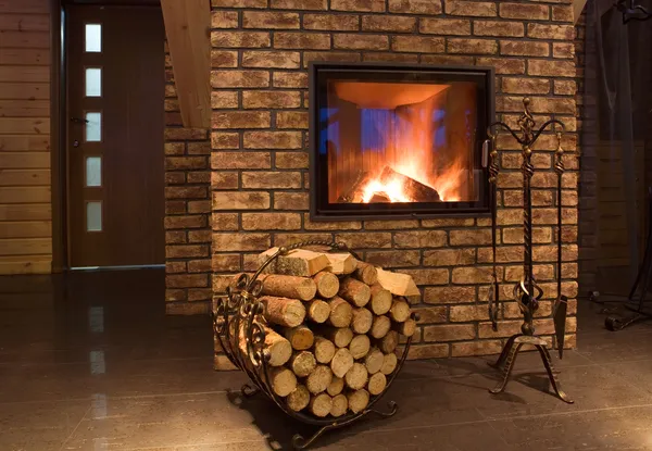 Interieur van de woonkamer met open haard bakstenen, houten balken ... Openhaard fireplaces woonkamer