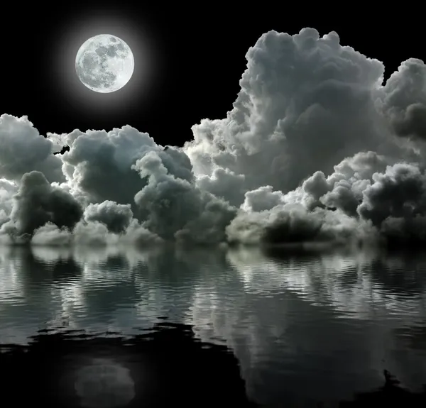 Maan in stormachtige zwarte wolken — Stockfoto