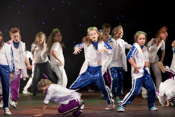 Unbekannte Kinder aus Tanzgruppe "Belka"" — Stockfoto