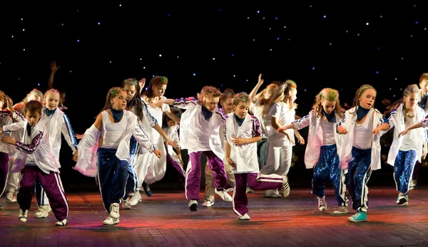 Niet-geïdentificeerde kinderen van dansen groep "belka" — Stockfoto