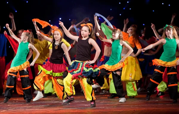 VITEBSK, BÉLARO - 2 DE ABRIL: Niños no identificados bailando g — Foto de Stock