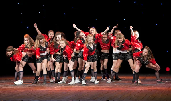 Vitebsk, Weißrussland - 2. April: Unbekannte Kinder beim Tanzen — Stockfoto