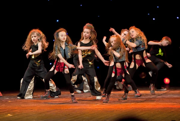Belka "dans grubu kimliği belirsiz çocuklar" — Stok fotoğraf