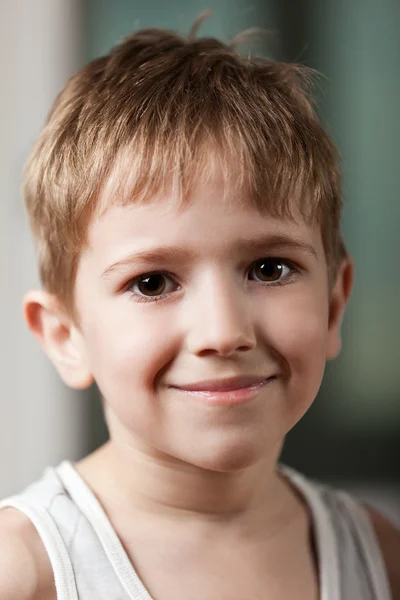 Ребенок улыбается — стоковое фото