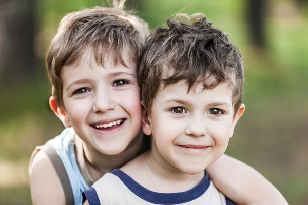Dois irmãos meninos — Fotografia de Stock