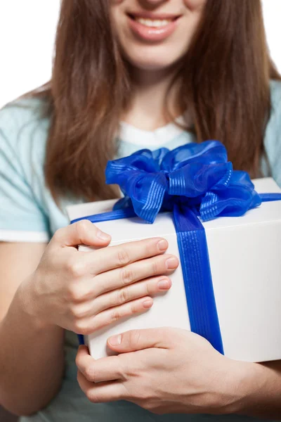 Femme main tenant cadeau ou boîte cadeau — Photo