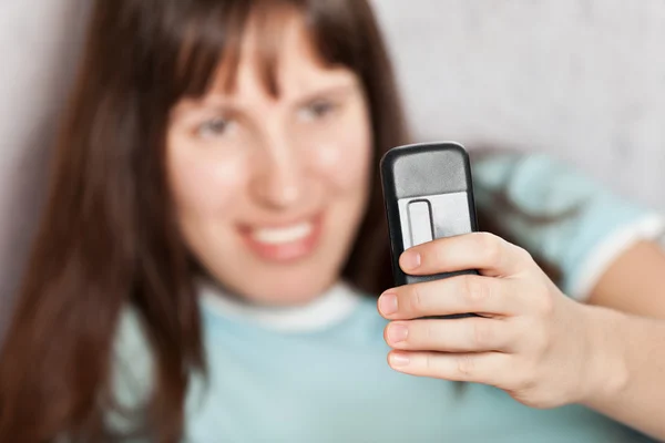 Telefon komórkowy w ręce kobiety — Zdjęcie stockowe