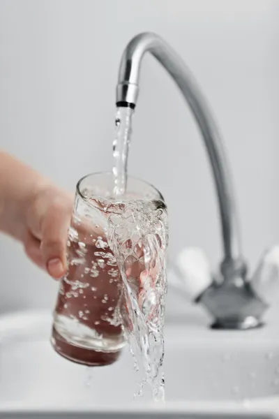 Copo derramando água potável fresca — Fotografia de Stock