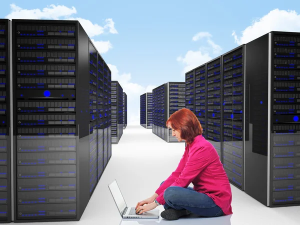Kvinna i datacenter — Stockfoto