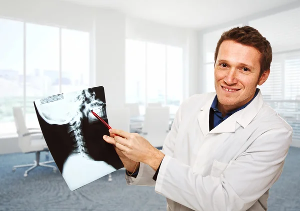 Glimlachende dokter — Stockfoto