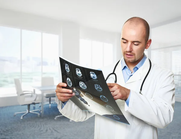 Mediziner mit Röntgenbild — Stockfoto
