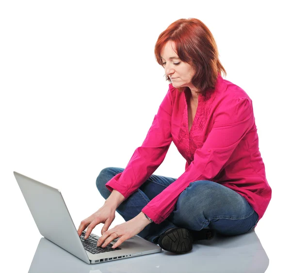 女性使用のノート パソコンkvinna använda laptop — Stockfoto