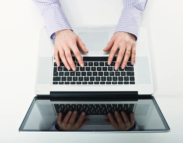 Kobieta użytkowania laptopa — Zdjęcie stockowe