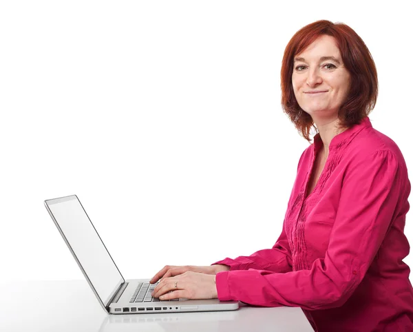 Donna sorridente con pc — Foto Stock